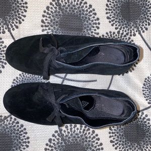 Aerosoles Heelrest Sueded Black Lace Up Ankle Boot with 3.25” Heel in size 8